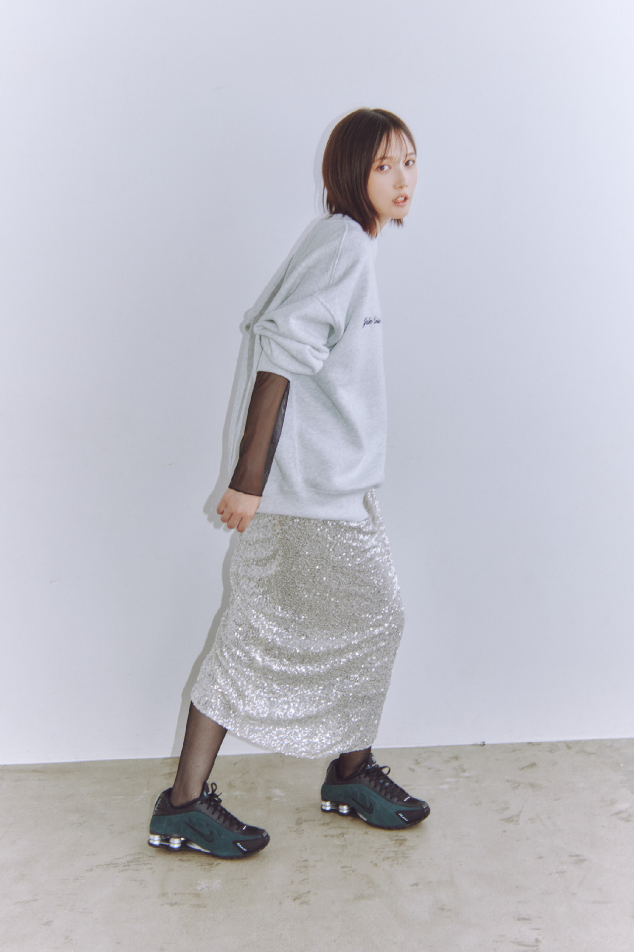 Tops Skirt Shoesを着用するモデル