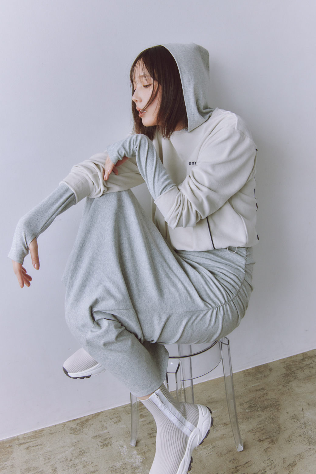 Tops Dress Bag Shoesを着用するモデル