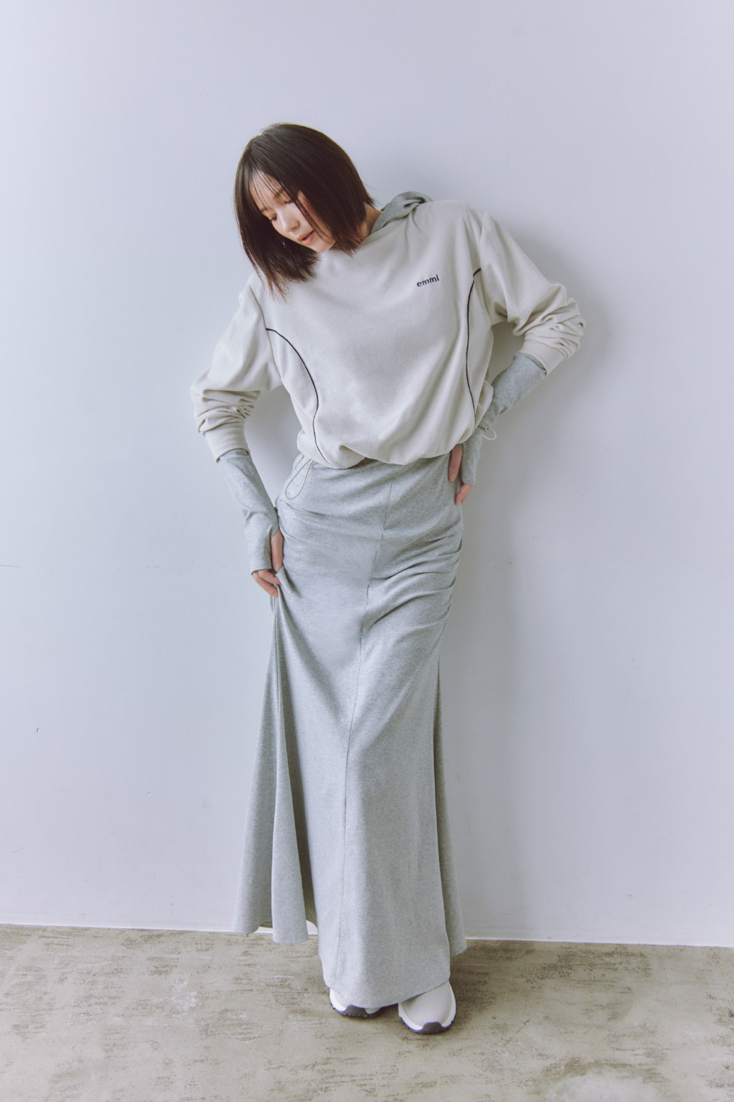 Tops Dress Bag Shoesを着用するモデル