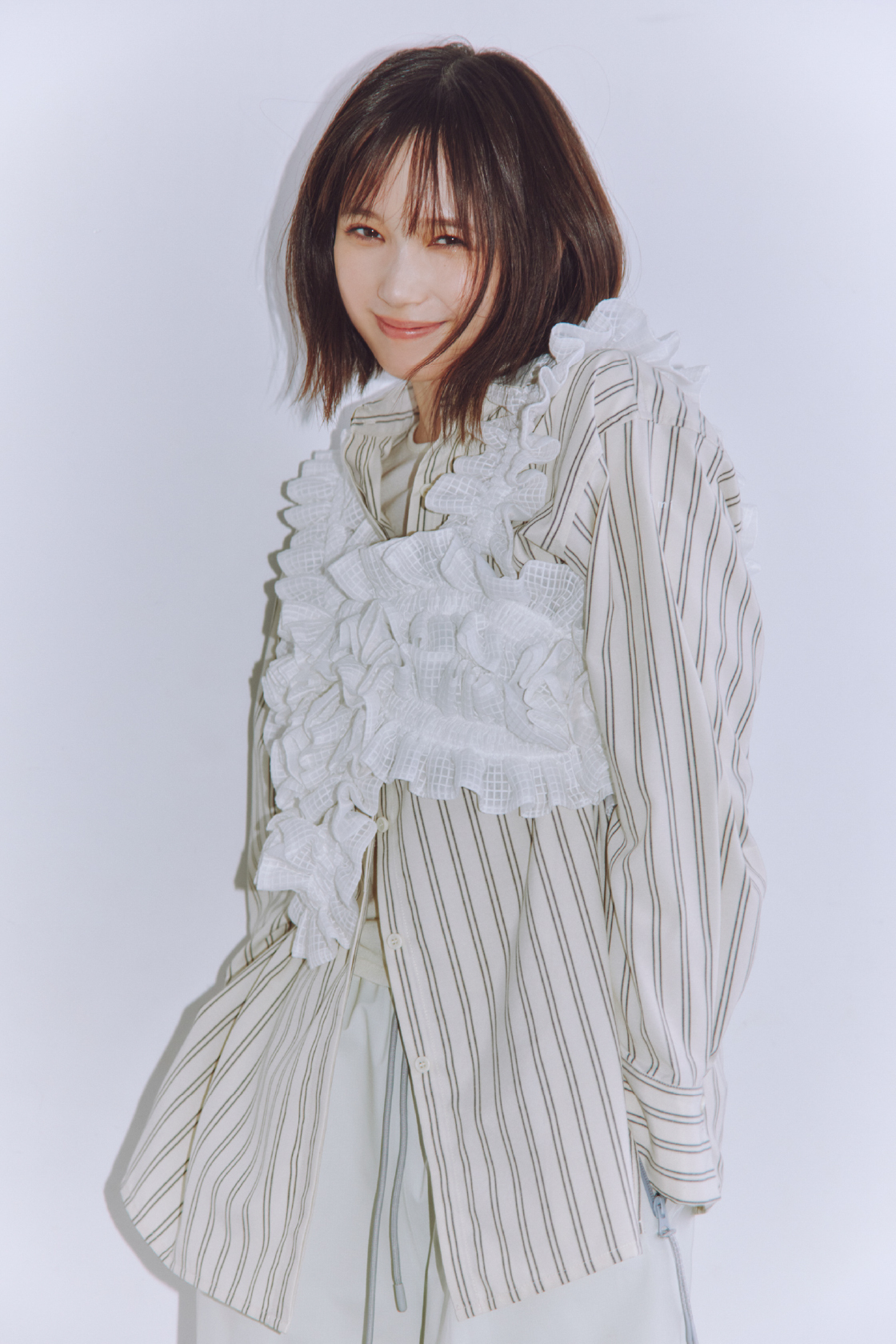 Shirt Bustier Pants Shoesを着用するモデル