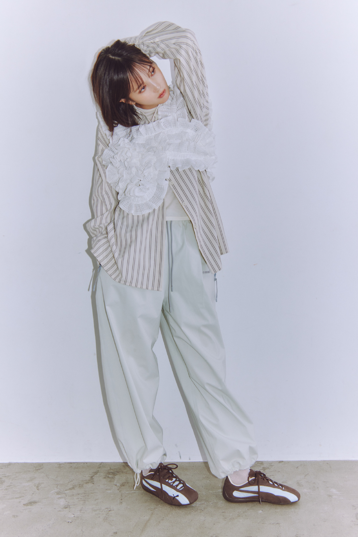 Shirt Bustier Pants Shoesを着用するモデル