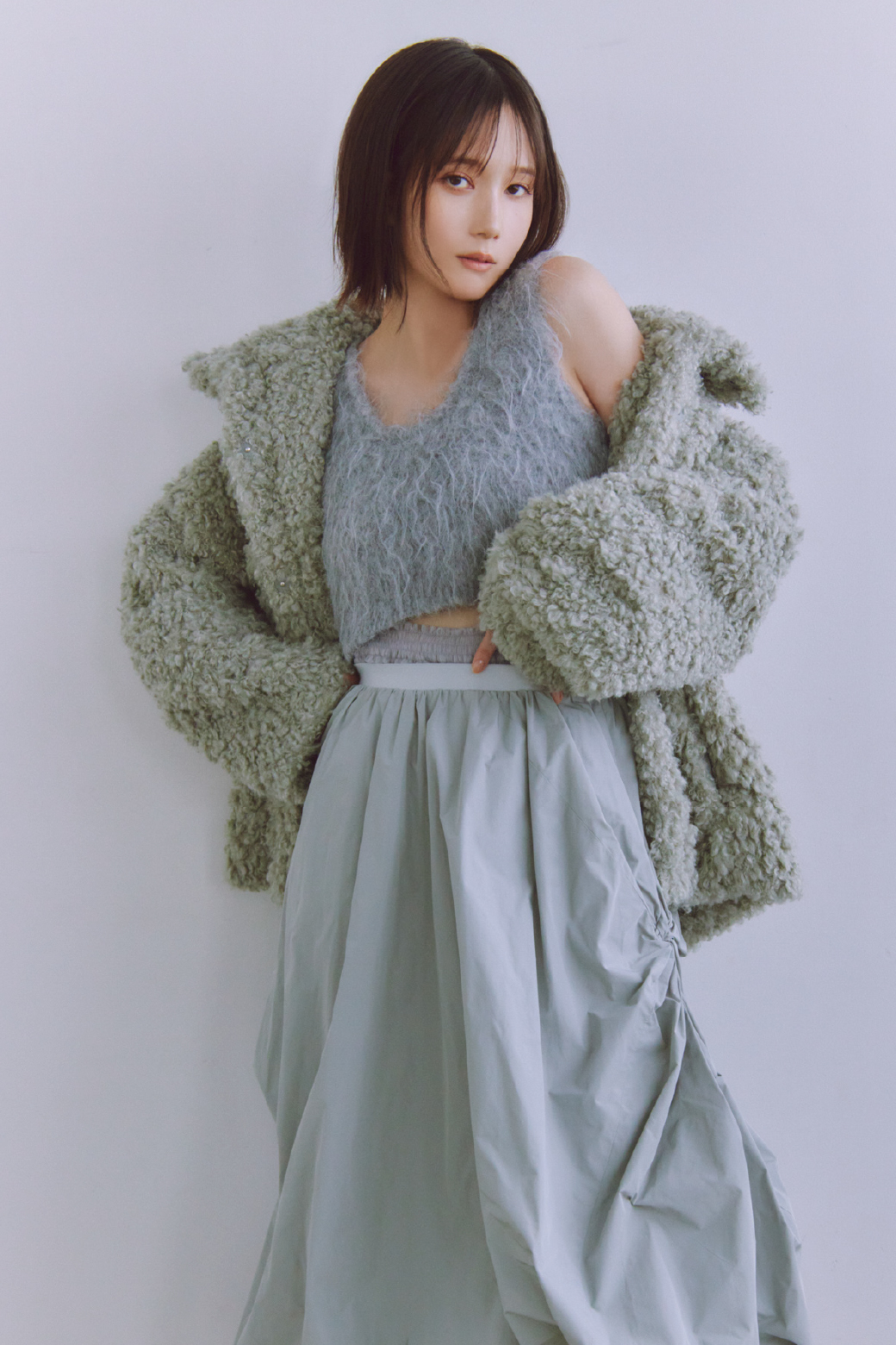 Coat Skirt Shoesを着用するモデル