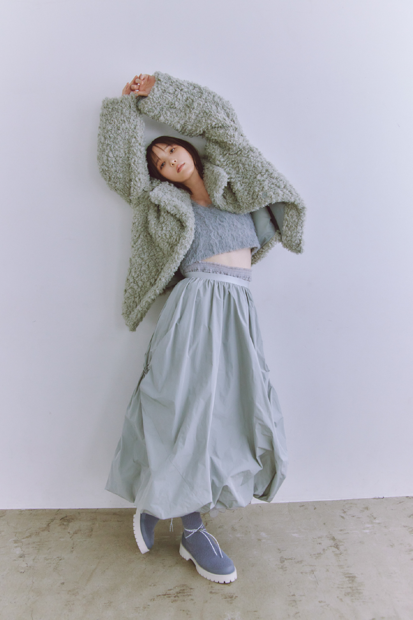Coat Skirt Shoesを着用するモデル