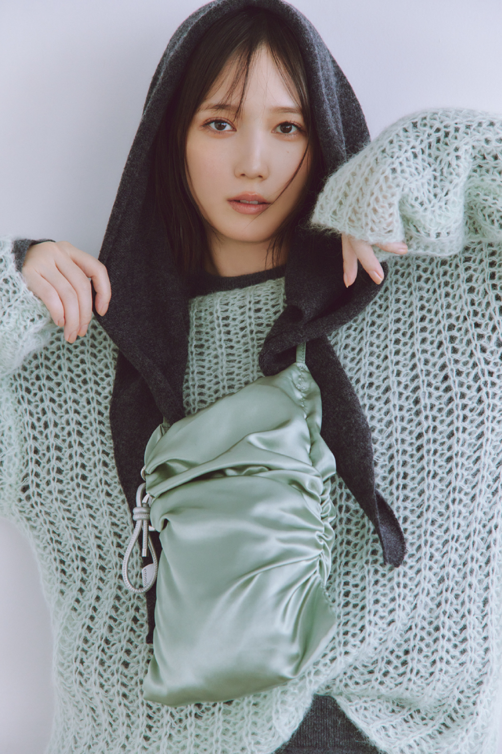 Tops Pants Scarf Bag Shoesを着用するモデル
