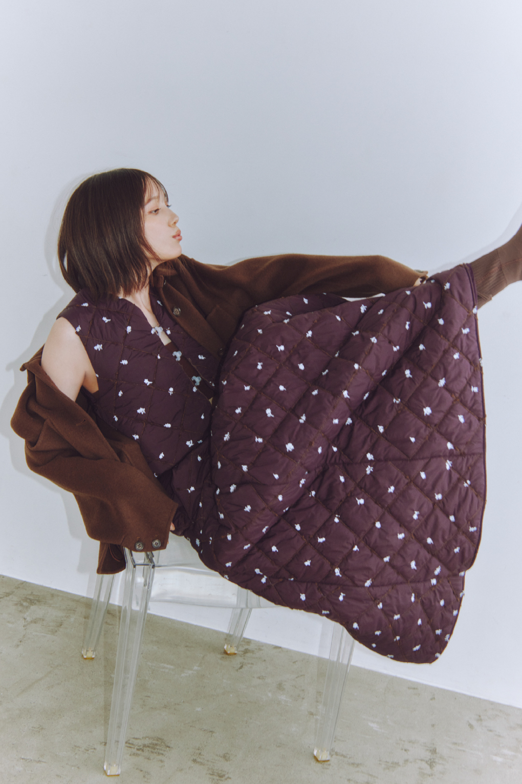 Coat Vest Skirt Bag Shoesを着用するモデル
