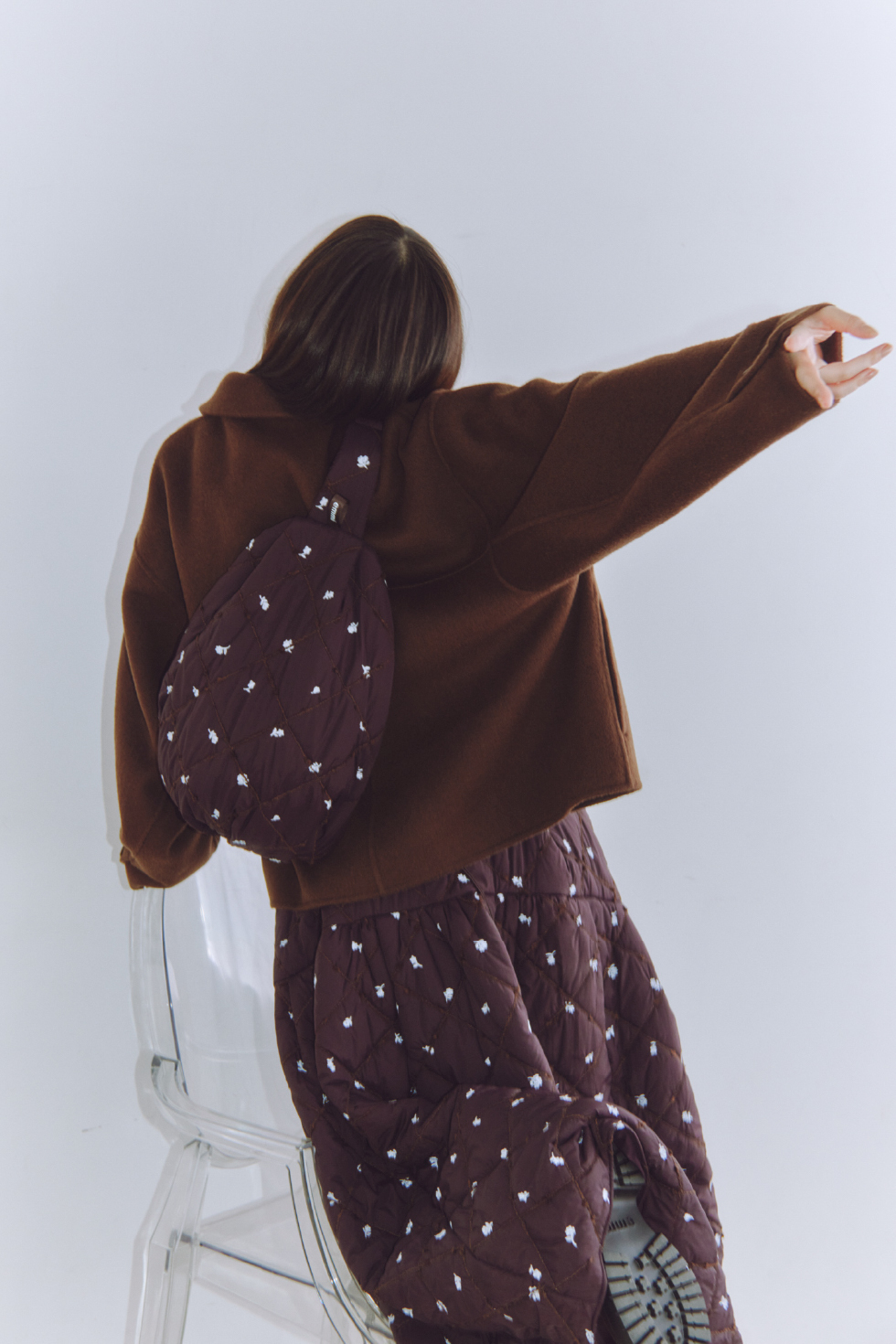 Coat Vest Skirt Bag Shoesを着用するモデル