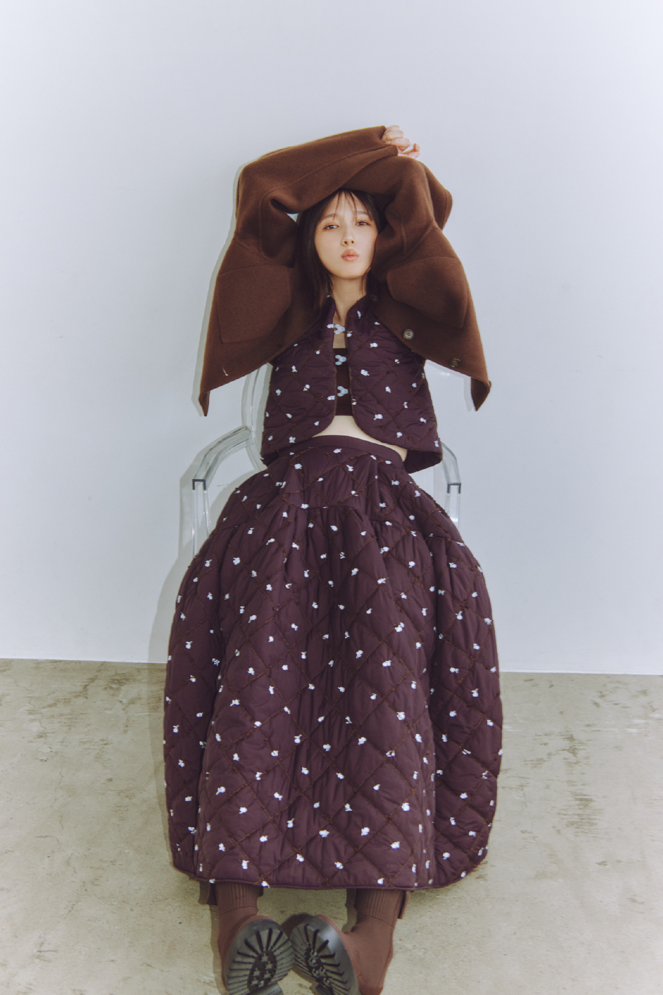 Coat Vest Skirt Bag Shoesを着用するモデル