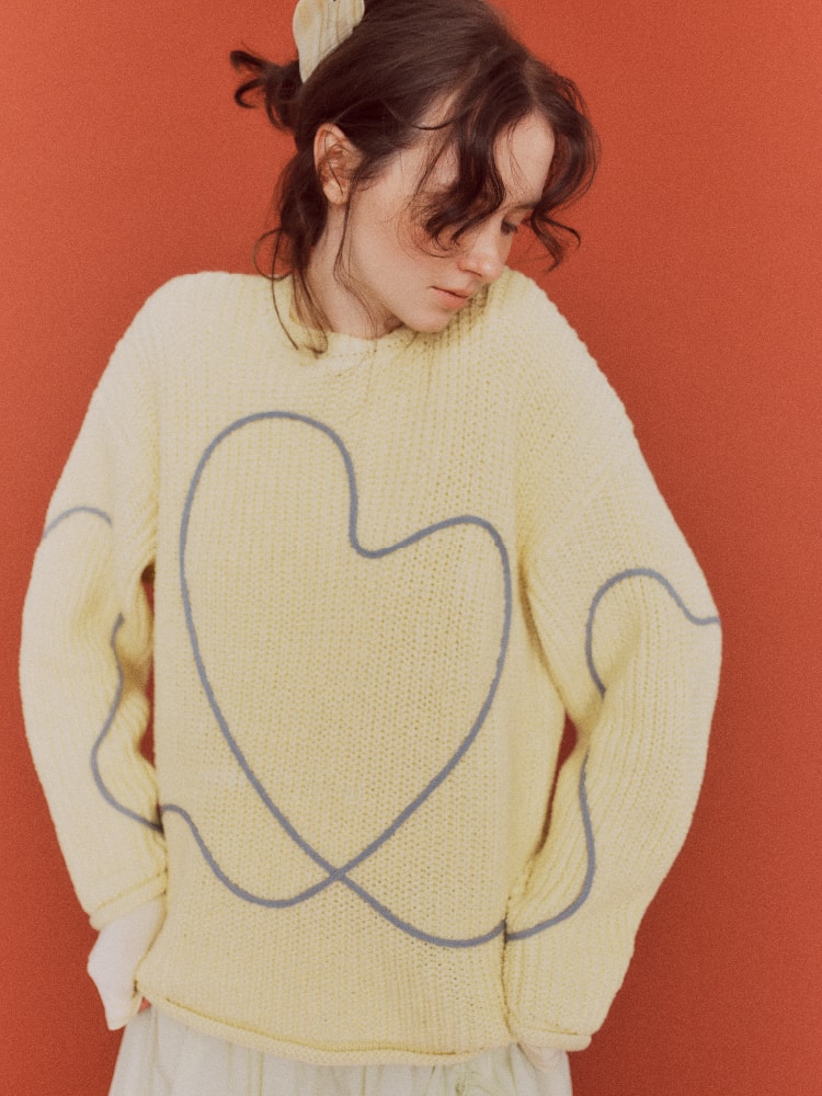 黄色いトップスを着た女性の画像