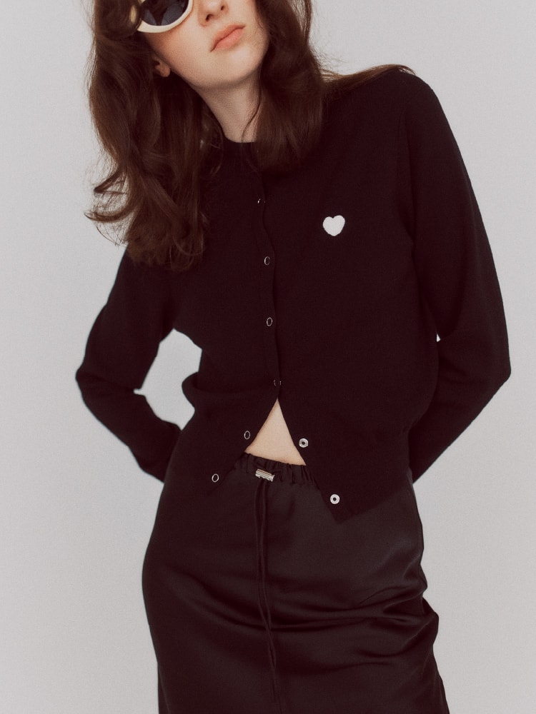 黒いトップスにサングラスを付けた女性の画像