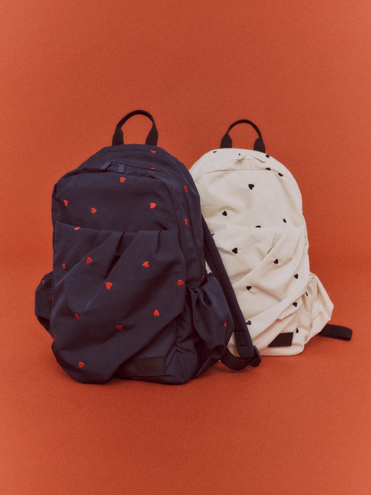 ハート柄の黒と白のリュックサックの画像