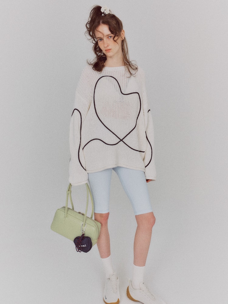 白いトップスにハーフパンツを履いた女性の画像