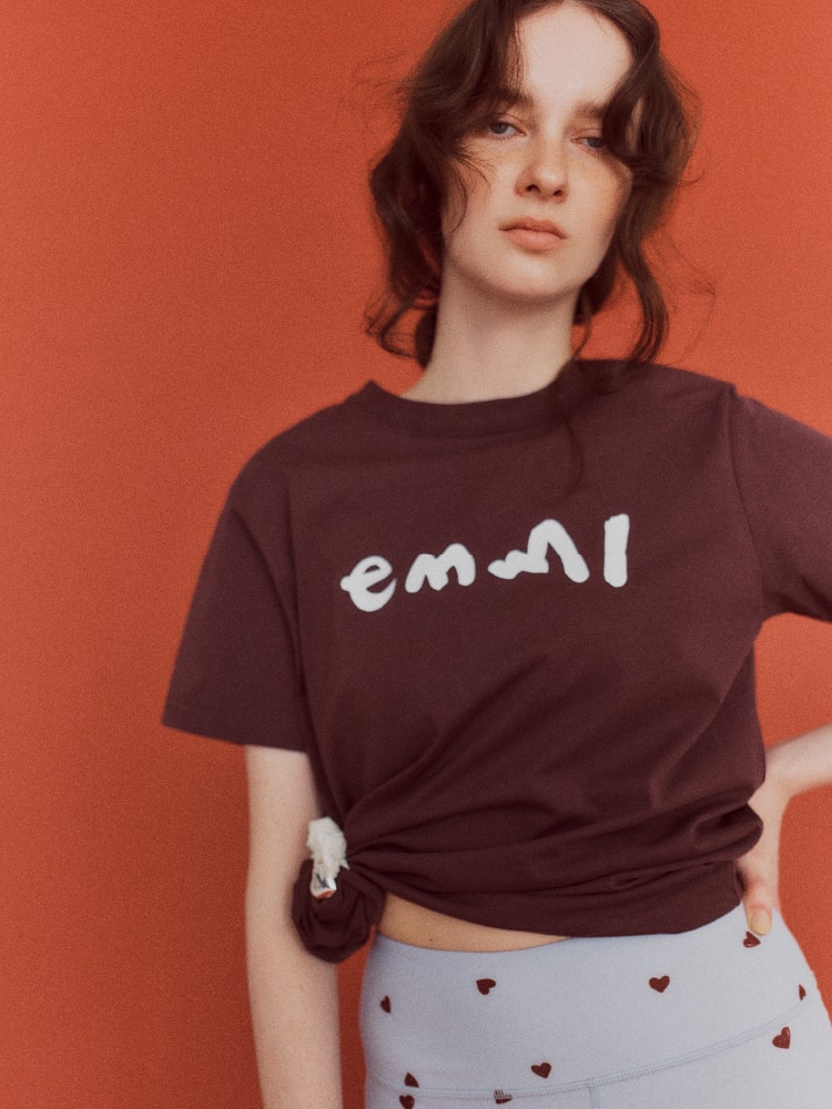 ボルドーのショート丈のTシャツを着た女性の画像