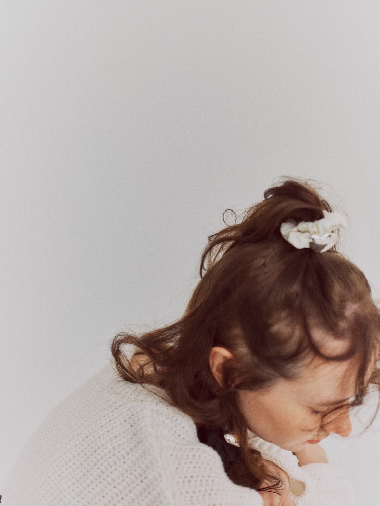 髪をお団子に結んだ女性の画像