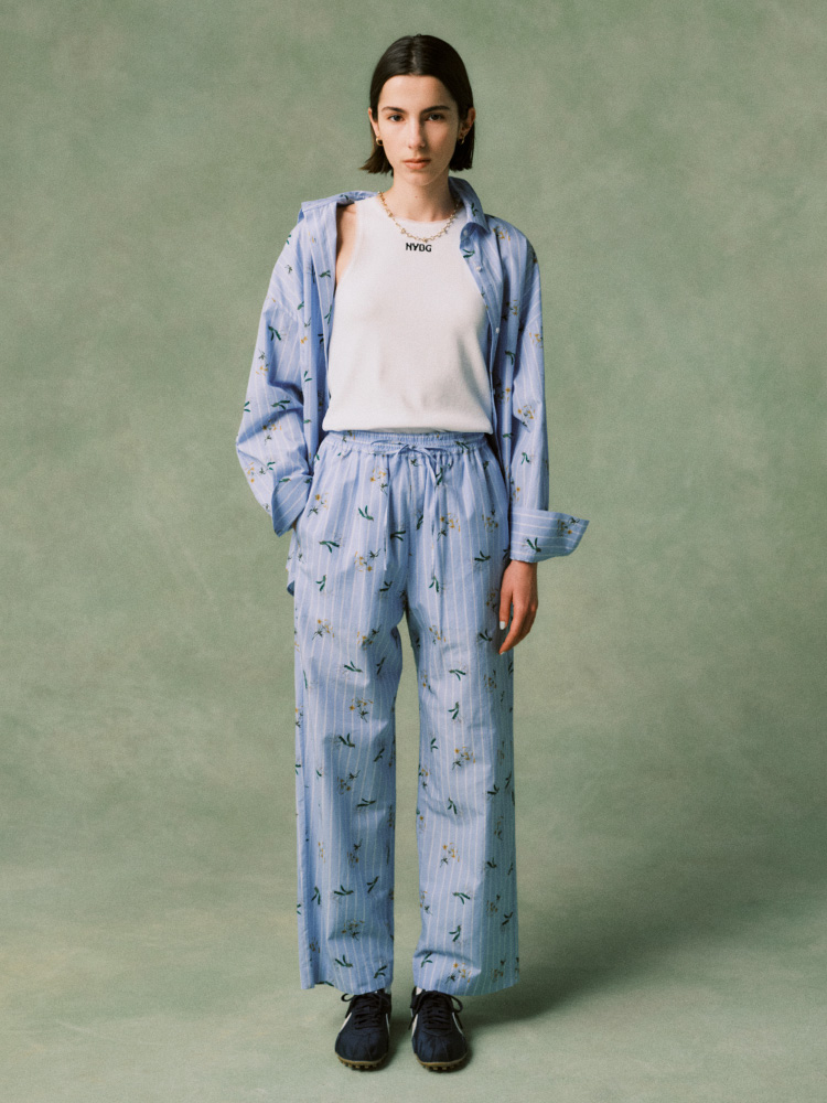 赤いトップスにピンクのパンツを履いた女性の画像