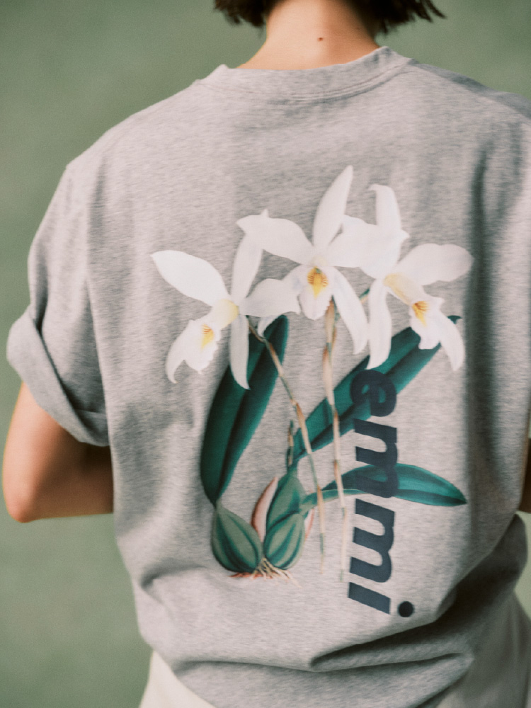 グレーのトップスが2枚並んでいる画像