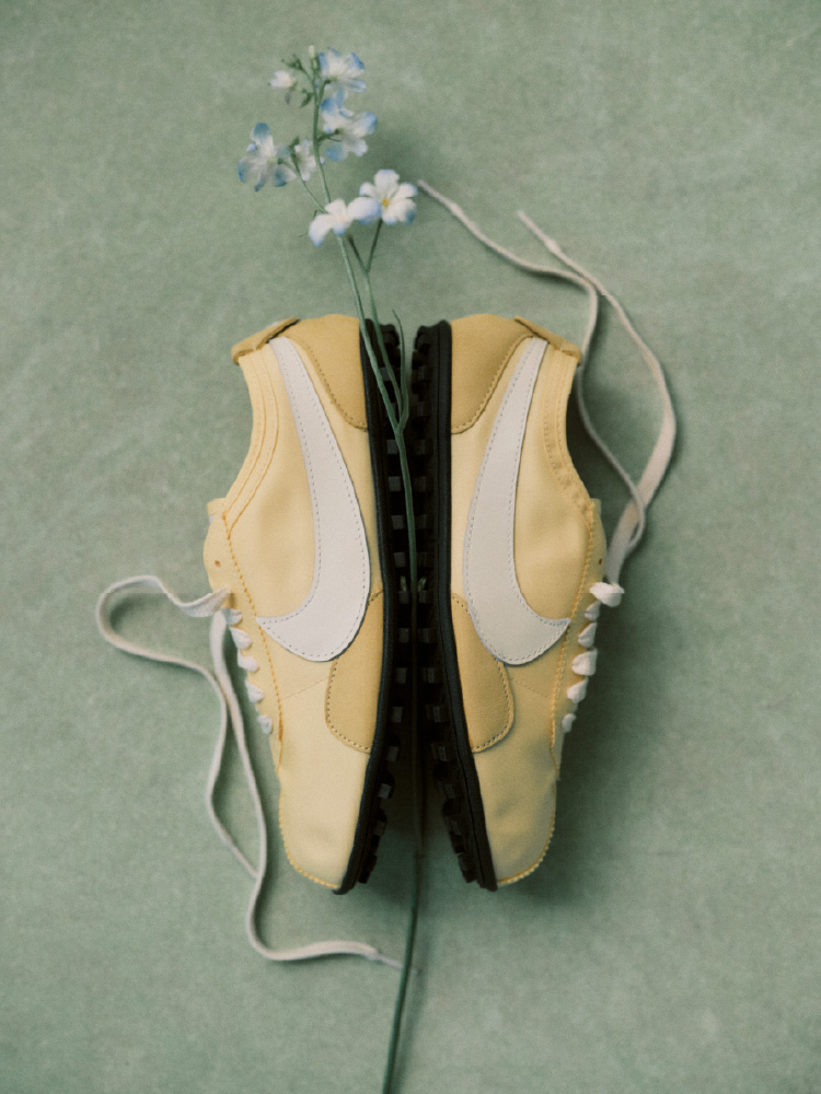 黒いトップスにサングラスを付けた女性の画像