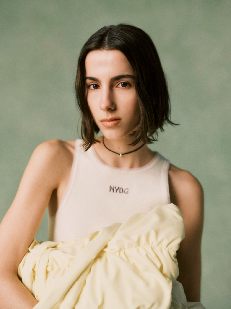 赤いキャップとバッグを持った女性の画像