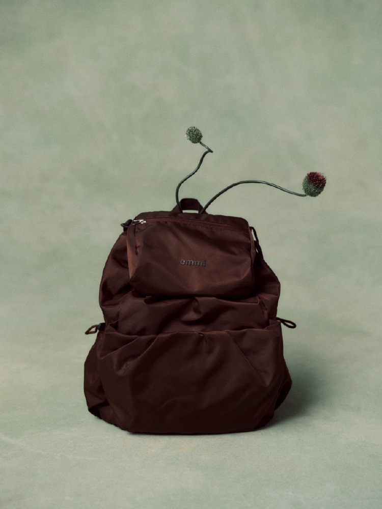 ハート柄の黒と白のリュックサックの画像