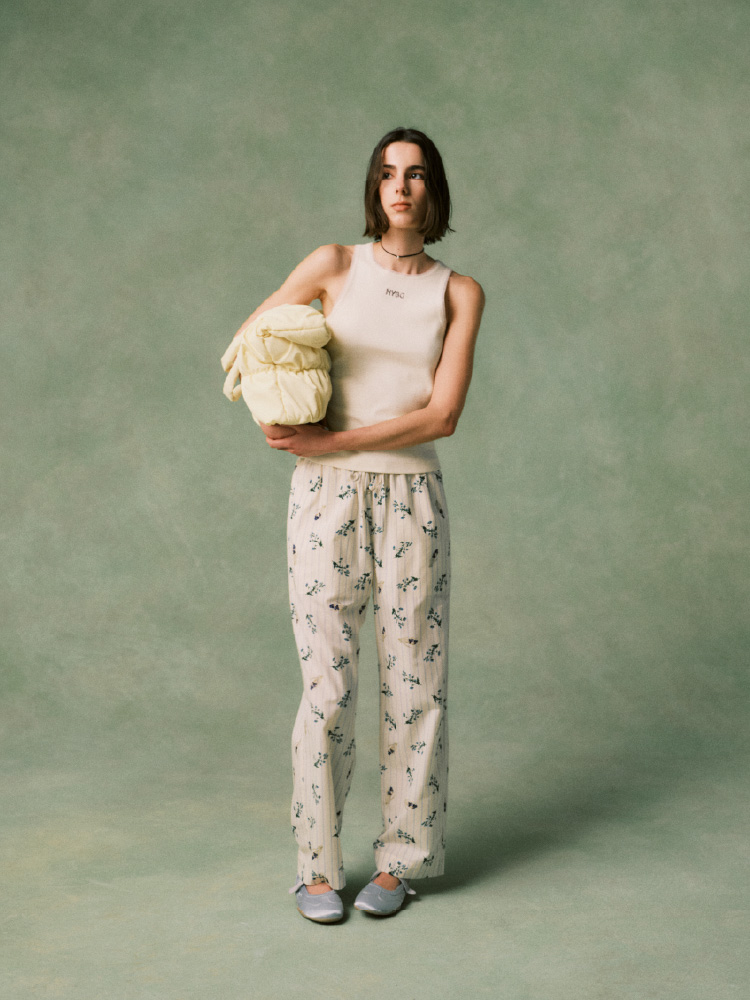 ハート柄の赤いトップスを着た女性の画像