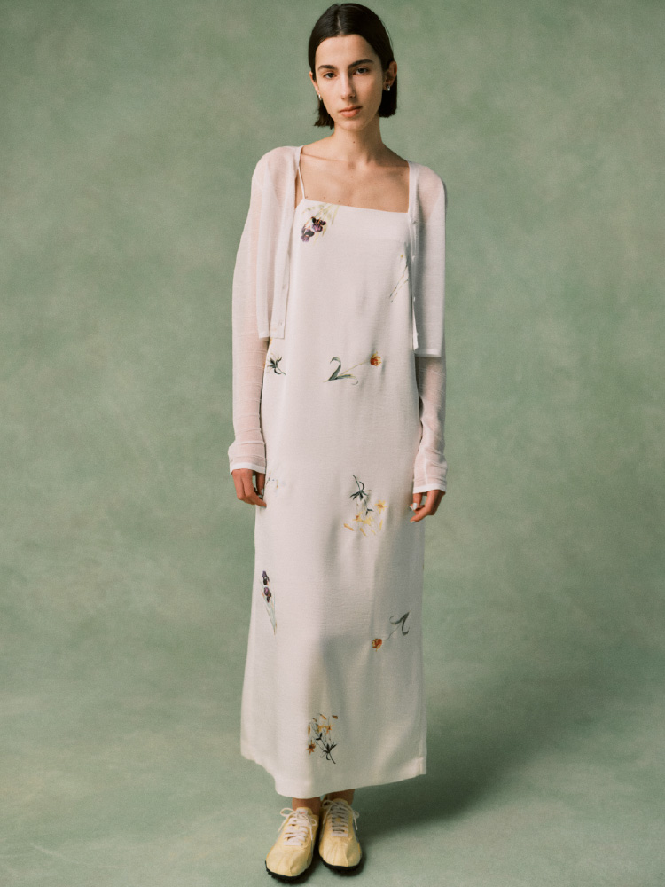 ハート柄の黒いリュックサックを持った女性の画像