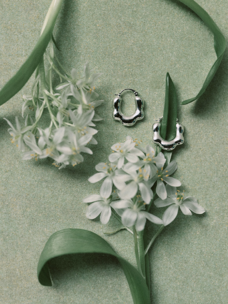 髪をお団子に結んだ女性の画像