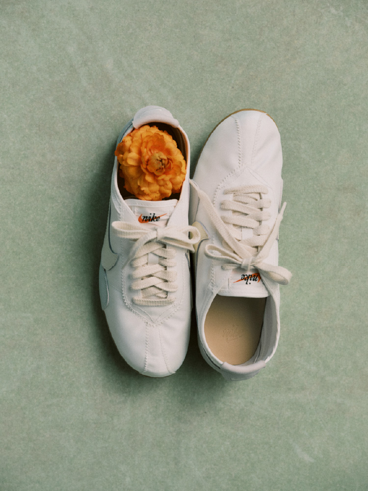 髪を止めてパステルイエローのトップスを着た女性の画像