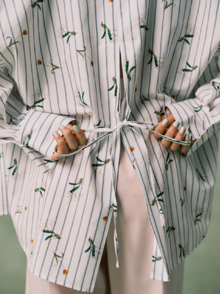 ハート柄でストライプの白シャツが畳まれている画像