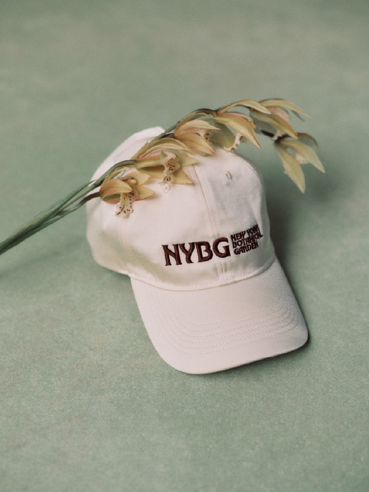 ハート柄でストライプの白シャツが畳まれている画像