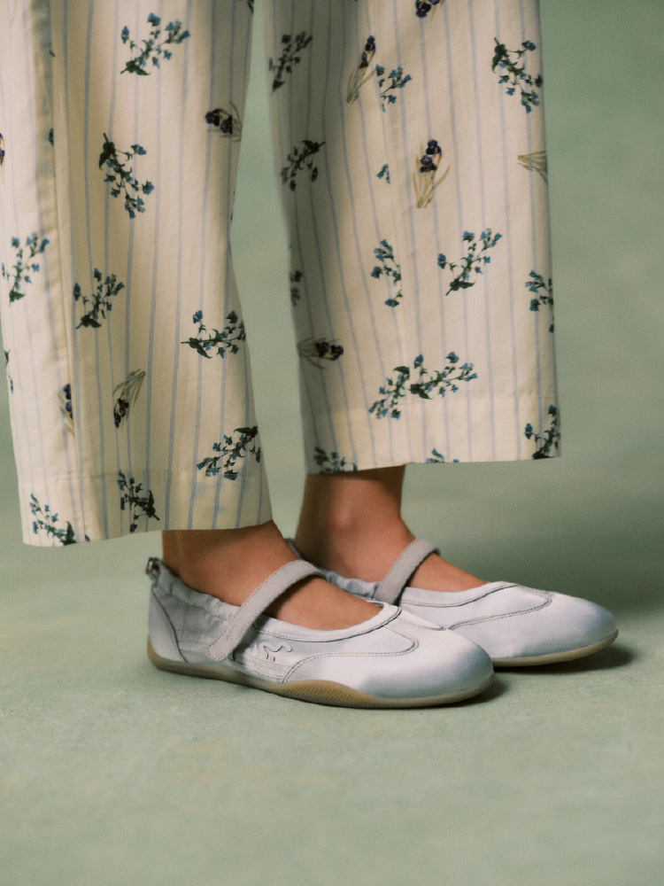 ハート柄でストライプの白シャツが畳まれている画像