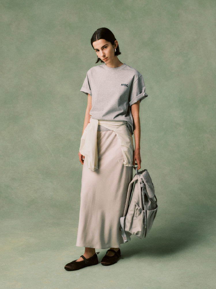 ハート柄でストライプの白シャツが畳まれている画像