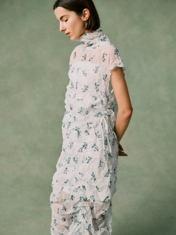 ハート柄でストライプの白シャツが畳まれている画像