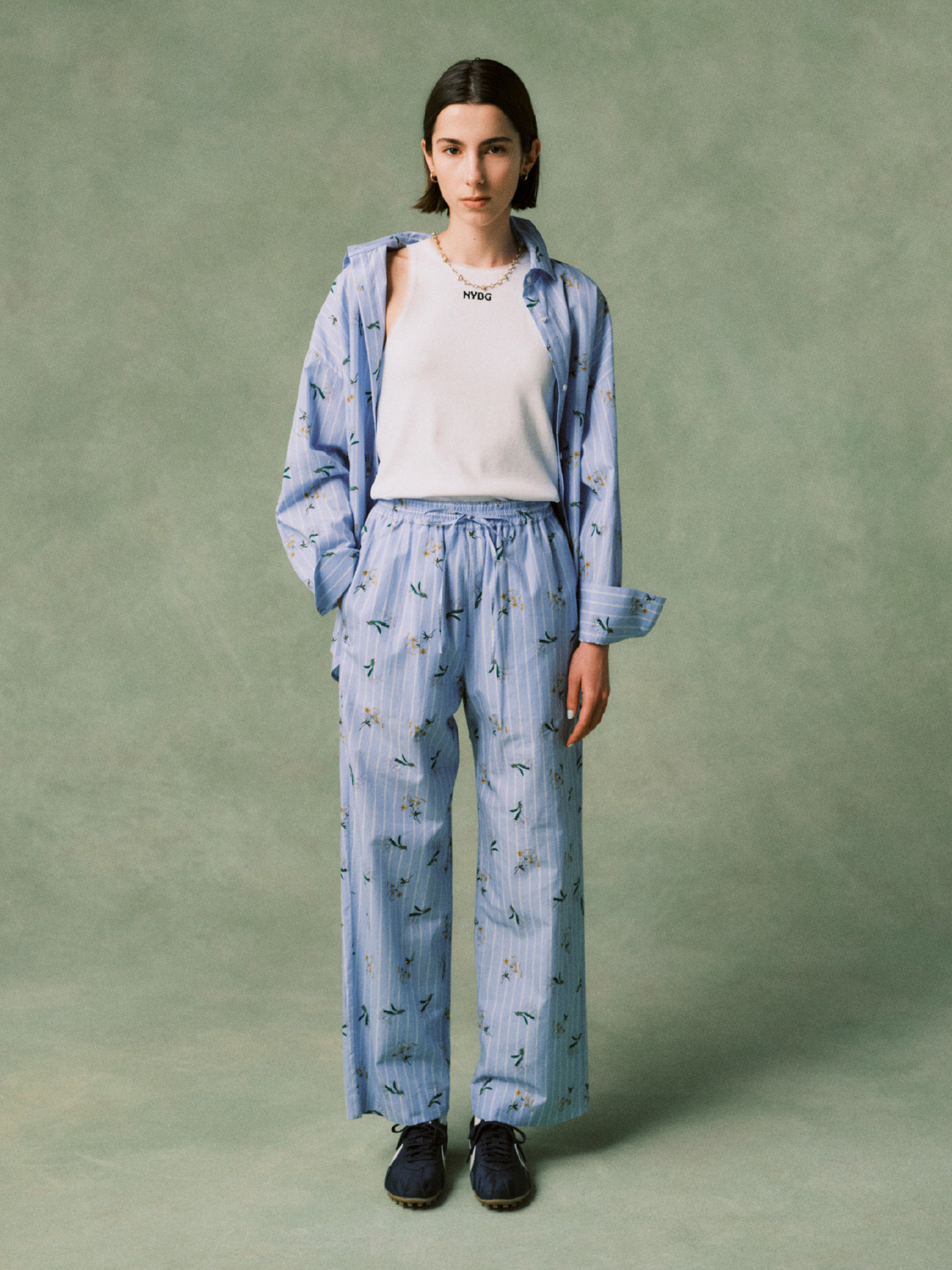 NYBGストライプリラックスシャツ、【emmi×NYBG】リブタンクトップ、NYBGストライプリラックスパンツ、レギュラーソックス、W MOON SHOE OG SSを合わせたコーディネート01