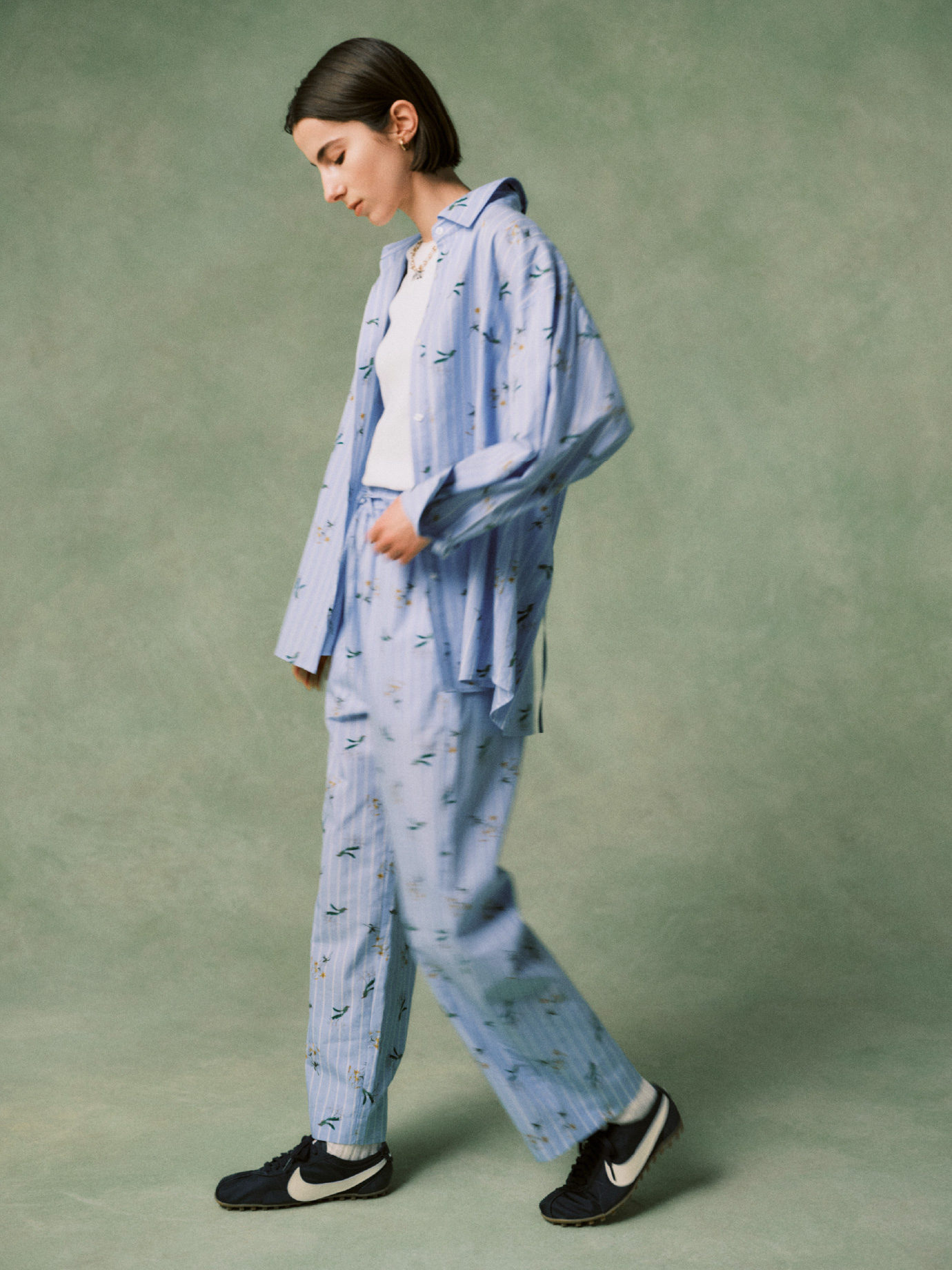 NYBGストライプリラックスシャツ、【emmi×NYBG】リブタンクトップ、NYBGストライプリラックスパンツ、レギュラーソックス、W MOON SHOE OG SSを合わせたコーディネート02