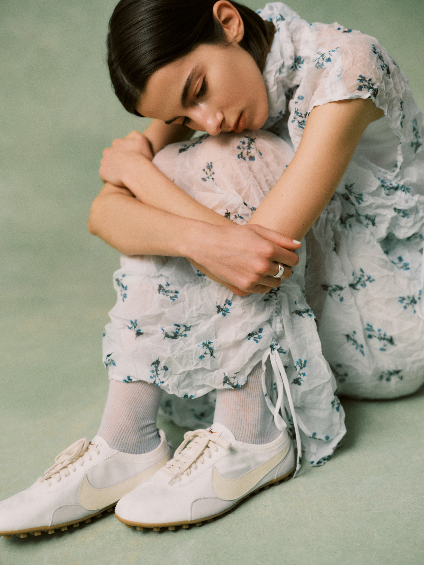 【emmi×NYBG】ワッシャーブラウス、【emmi×NYBG】ワッシャースカート、デザインワイドリング、シアーハイソックス、W MOON SHOE OG SSを合わせたコーディネート01