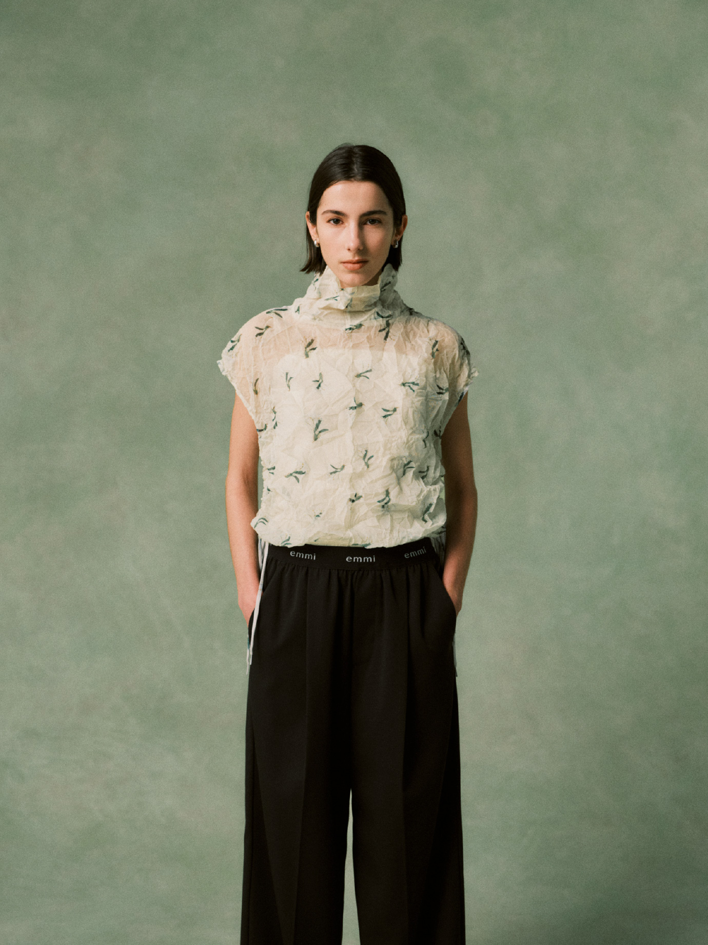 【emmi×NYBG】ワッシャーブラウス、ウエストゴムテーパードパンツを合わせたコーディネート01