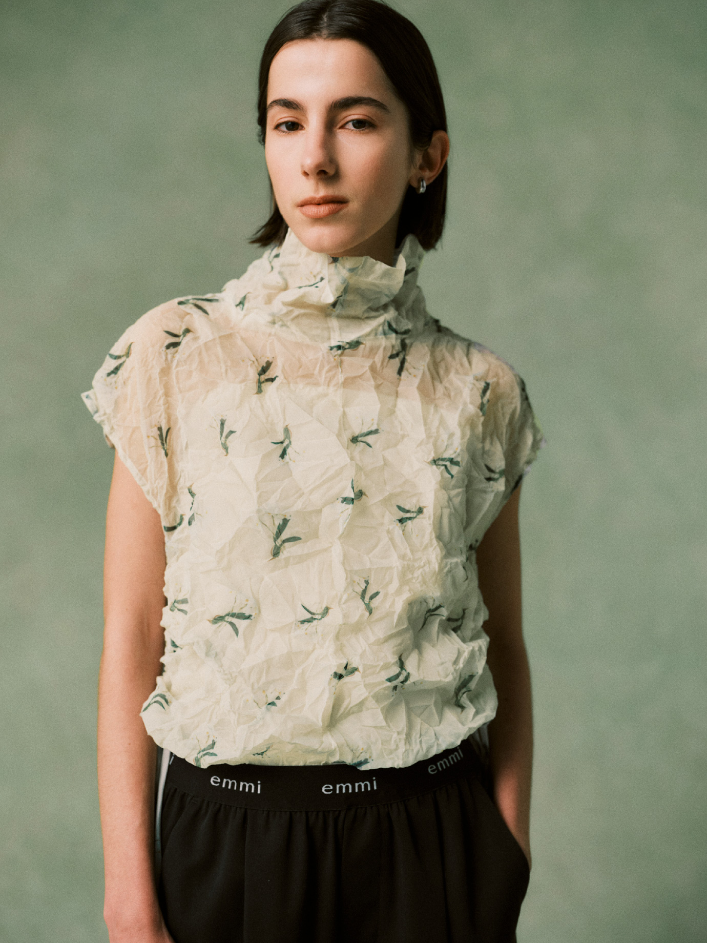 【emmi×NYBG】ワッシャーブラウス、ウエストゴムテーパードパンツを合わせたコーディネート02