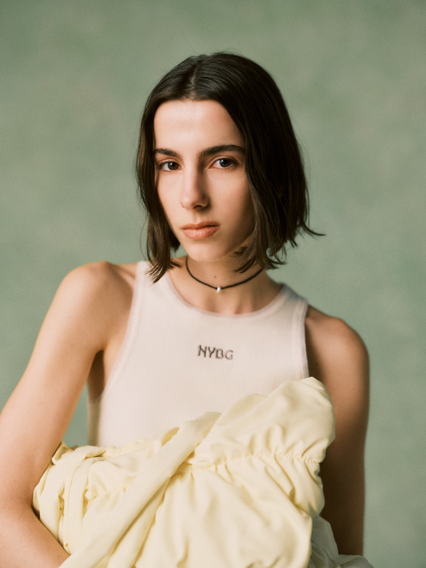 【emmi×NYBG】リブタンクトップ、サテンコードネックレスを合わせたコーディネート