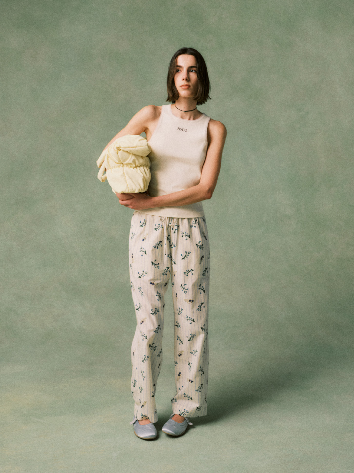 【emmi×NYBG】リブタンクトップ、NYBGストライプリラックスパンツ、サテンコードネックレス、eco emmiロゴパデットトートバッグ、【em】サテンメリージェンスニーカーを合わせたコーディネート