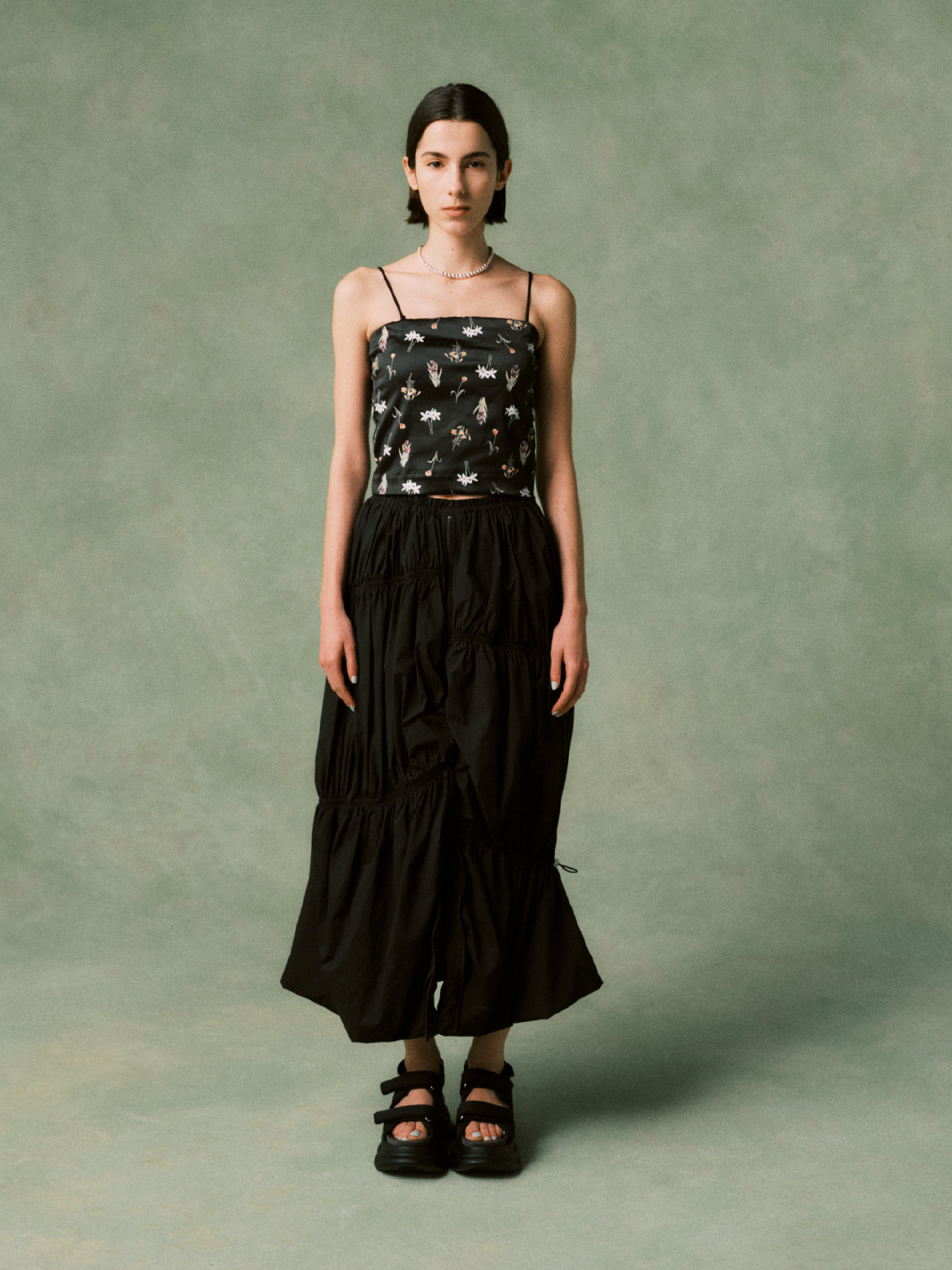 【UU×NYBG】サテンベアトップキャミ、エアリーギャザーフロントジップスカート、ボリュームソールサンダルを合わせたコーディネート