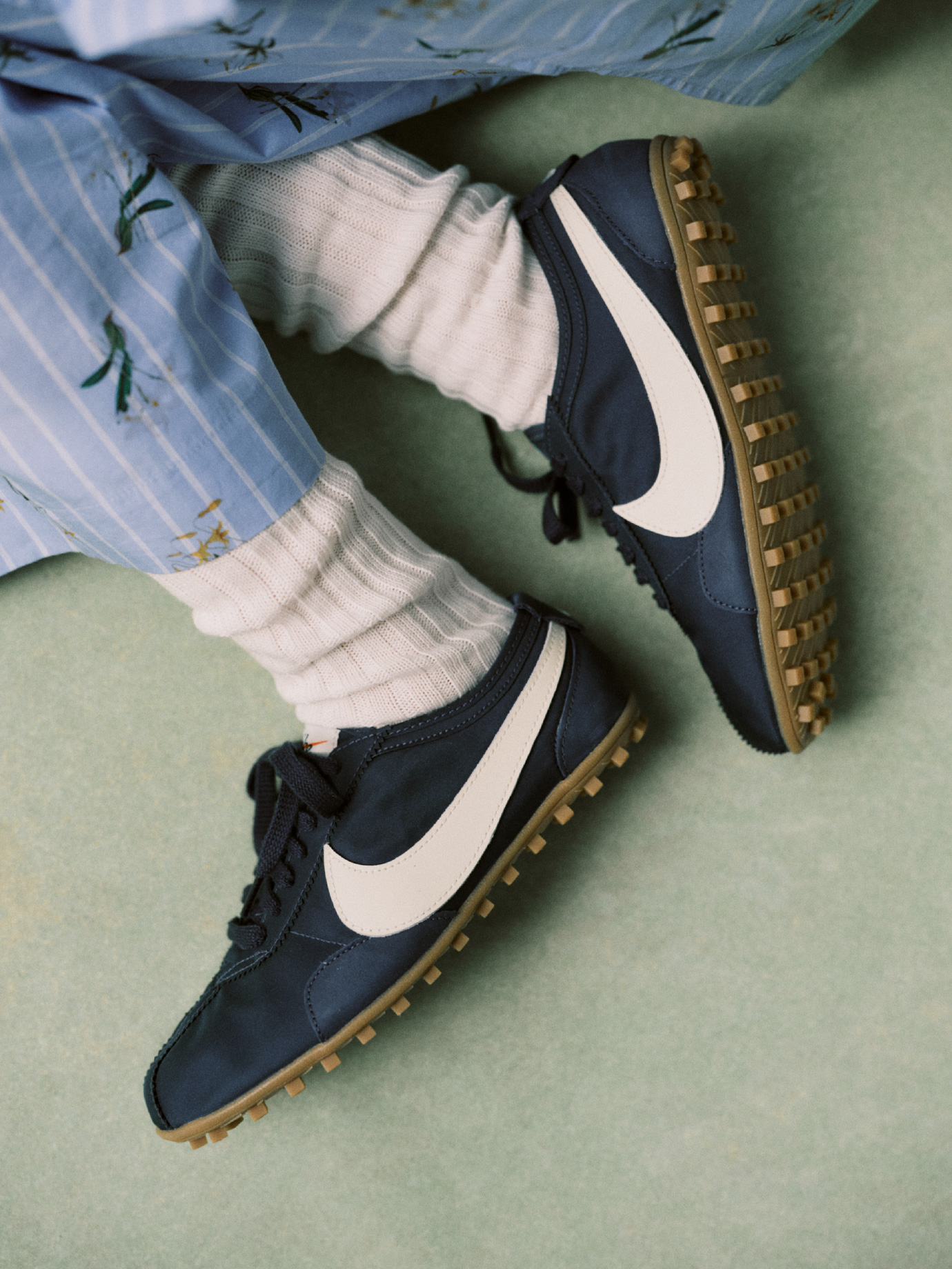 NYBGストライプリラックスパンツ、レギュラーソックス、W MOON SHOE OG SSを合わせたコーディネート