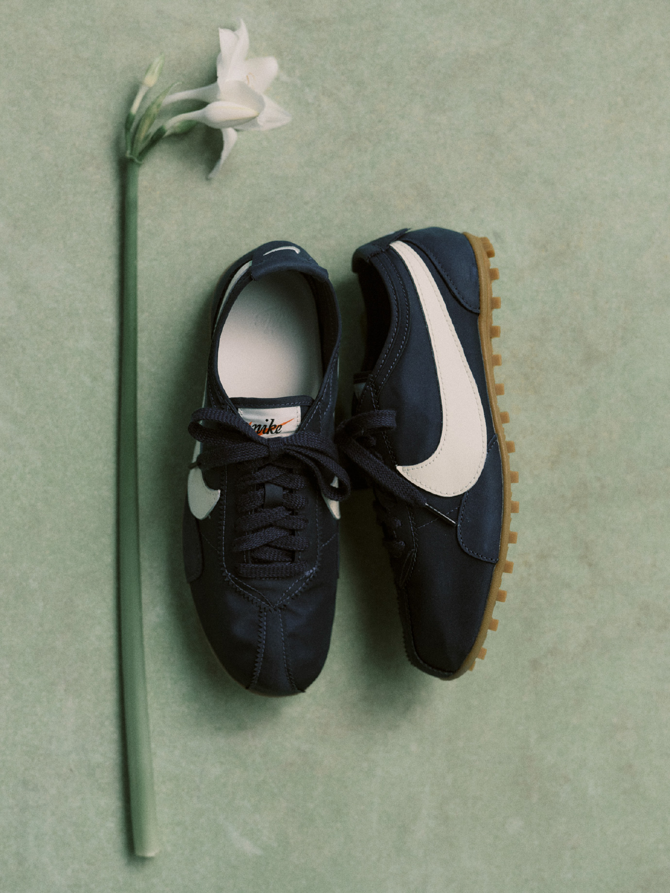 ダークネイビー色のW MOON SHOE OG SSの商品画像