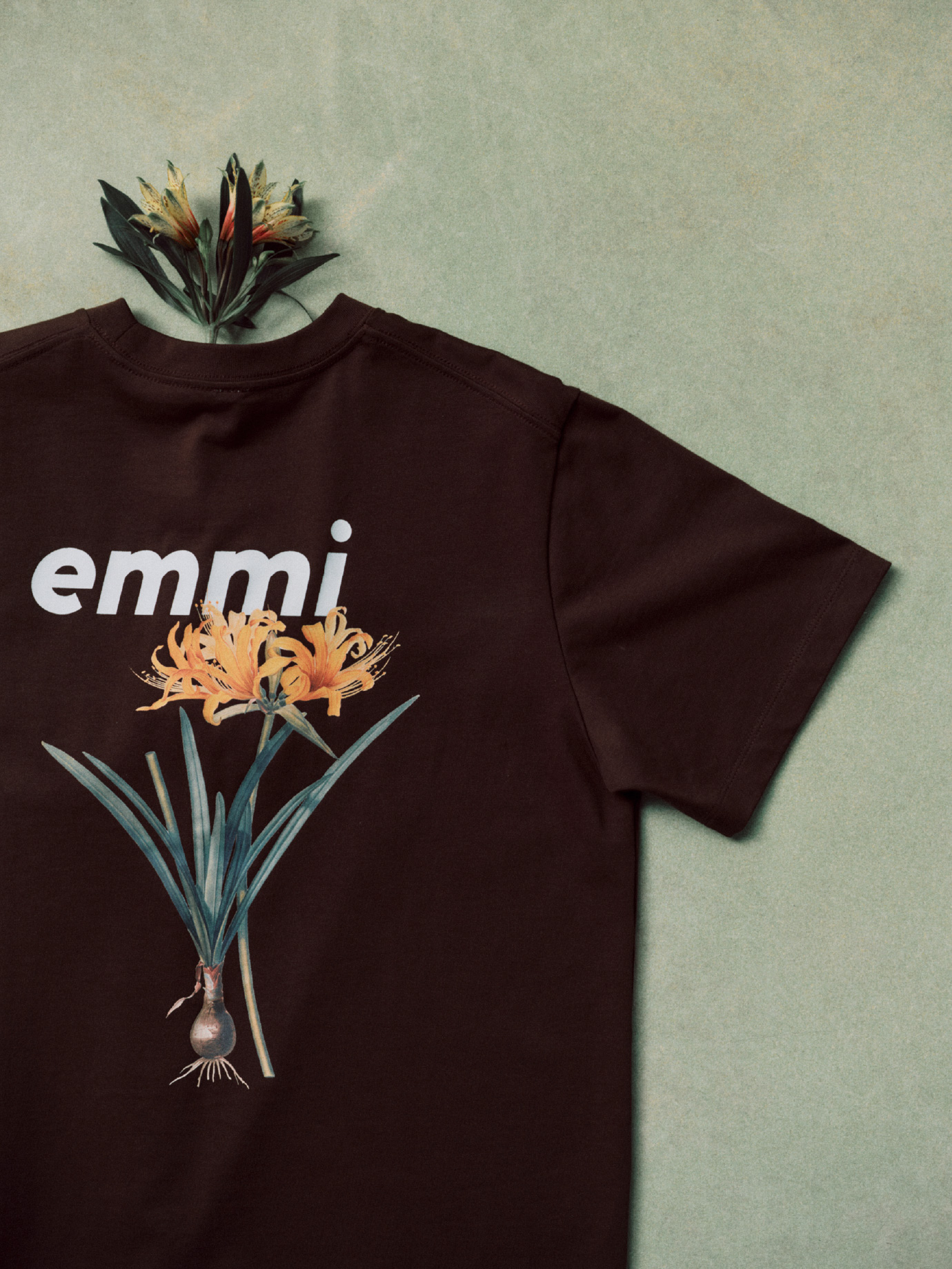 ブラウン色の【emmi×NYBG】グラフィックTの商品画像