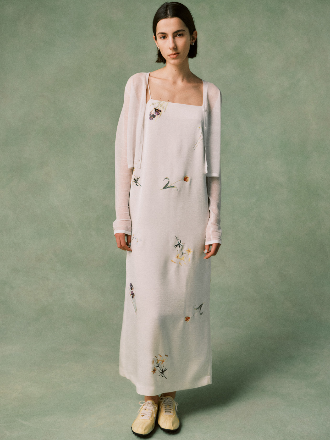 NYBGサテンキャミワンピース、リネン混Vネックシアーニットカーディガン、W MOON SHOE OG SSを合わせたコーディネート