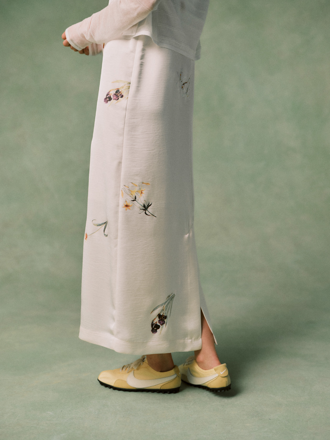 小花柄のNYBGサテンキャミワンピース、薄い黄色のW MOON SHOE OG SSを合わせたコーディネート