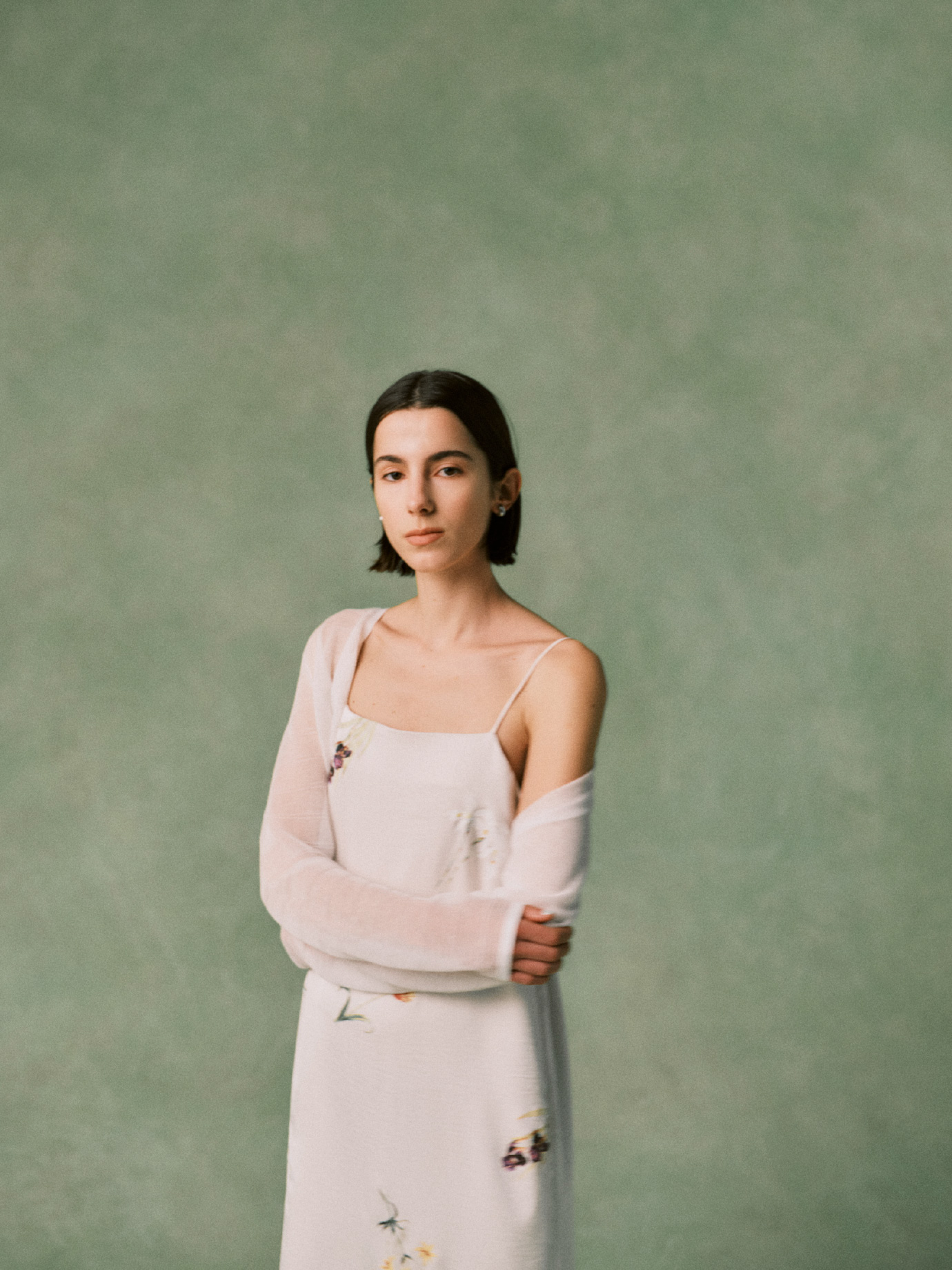 白色のNYBGサテンキャミワンピース、リネン混Vネックシアーニットカーディガンを着用したモデル画像