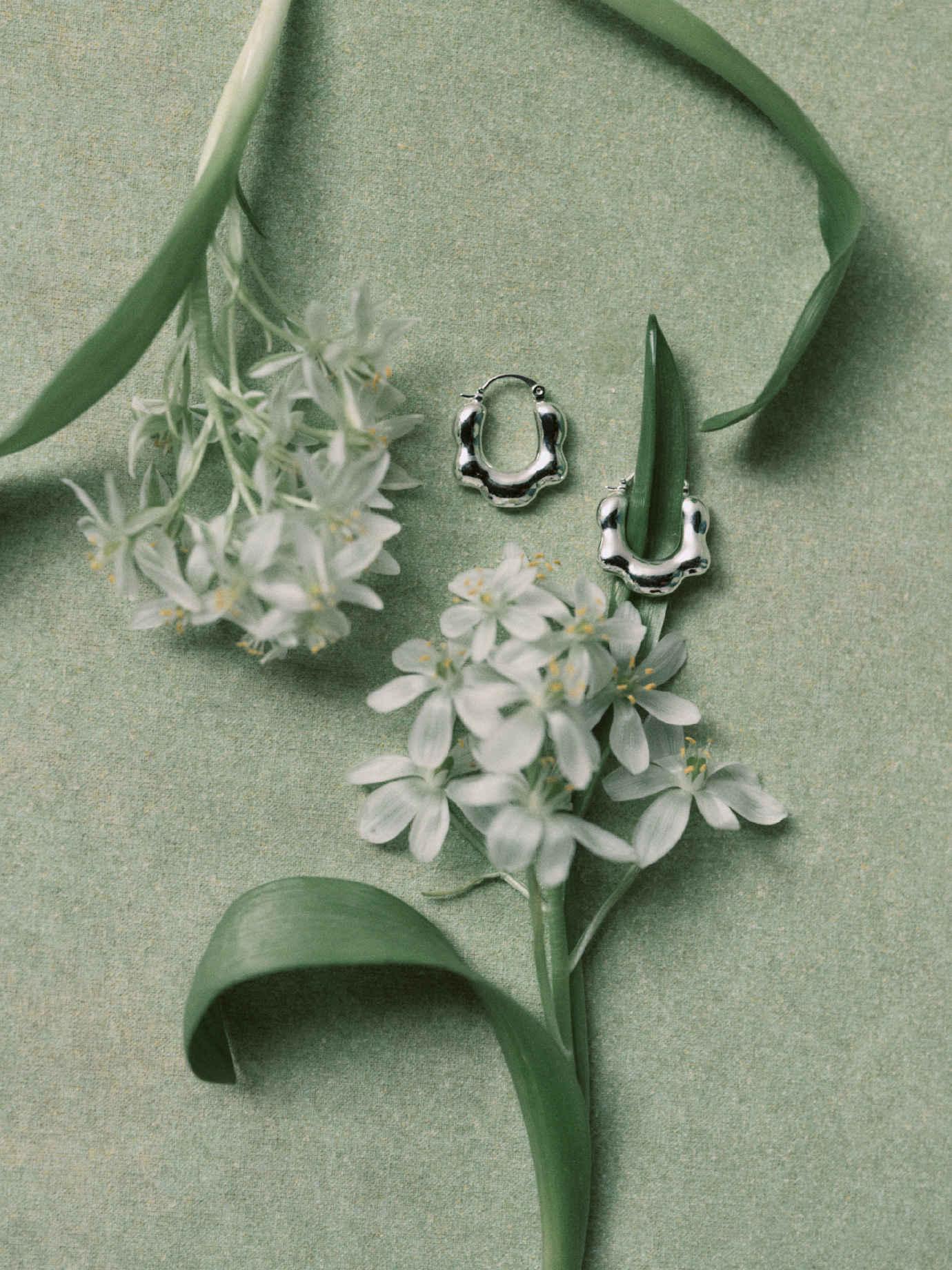 フラワーフリルワンタッチピアスの商品画像