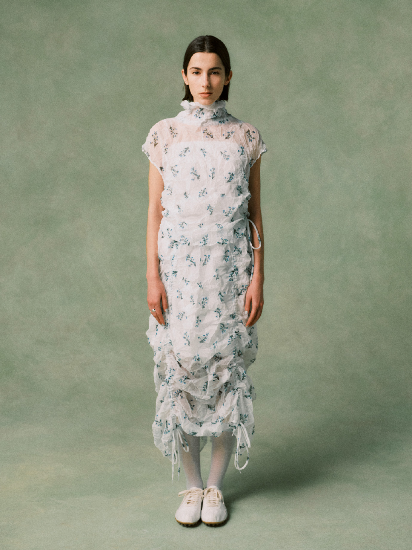 【emmi×NYBG】ワッシャーブラウス、【emmi×NYBG】ワッシャースカート、デザインワイドリング、シアーハイソックス、W MOON SHOE OG SSを合わせたコーディネート02