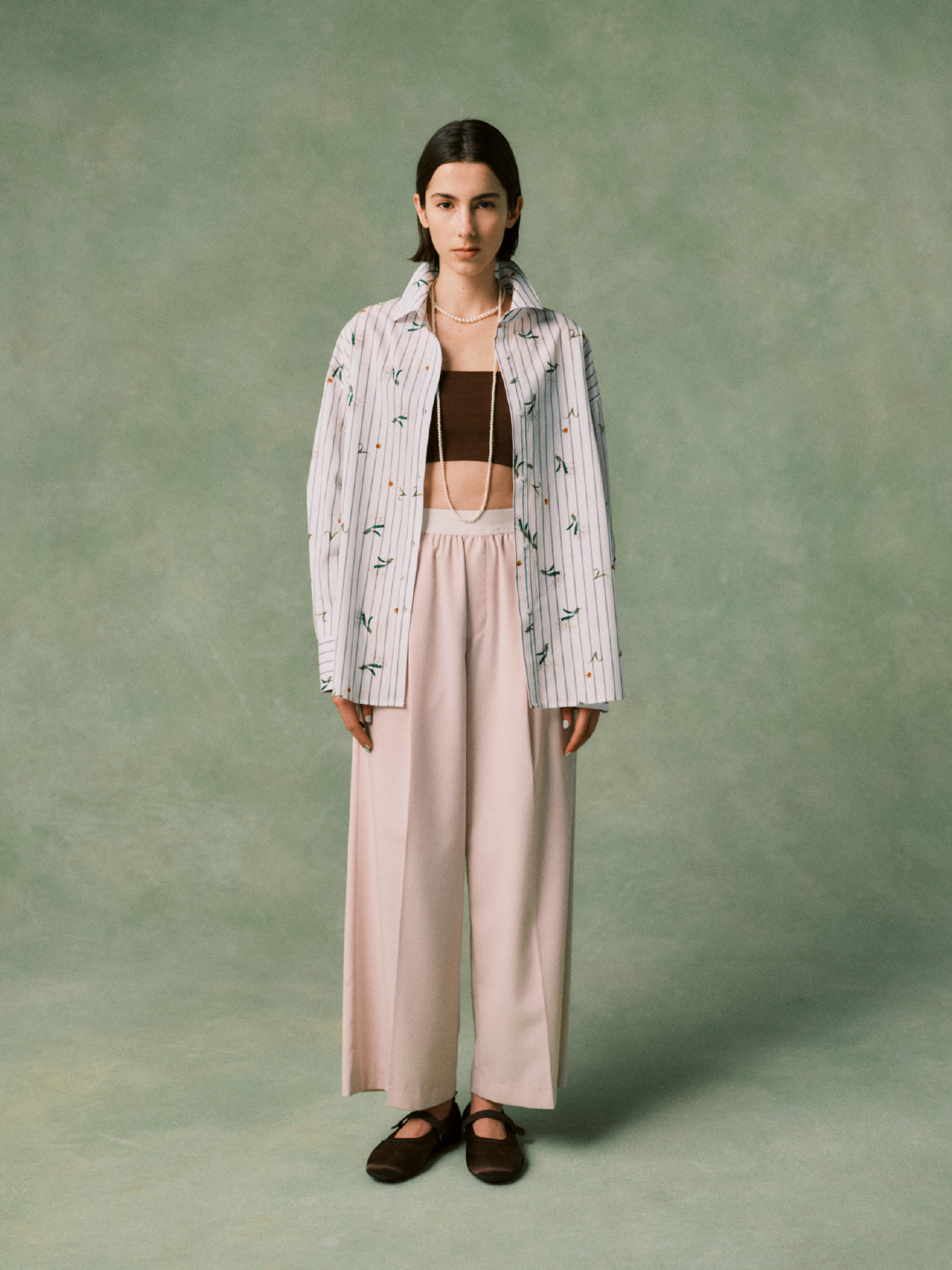 NYBGストライプリラックスシャツ、ウエストゴムテーパードパンツ、【em】サテンメリージェンスニーカーを合わせたコーディネート01