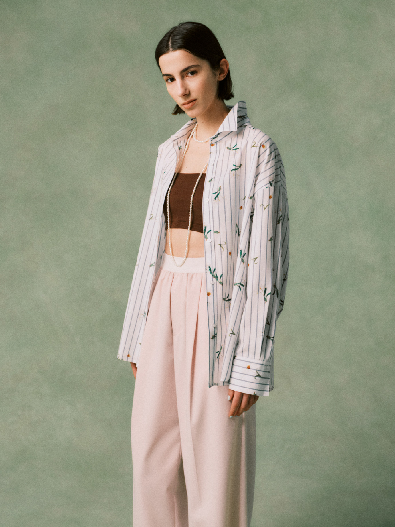 NYBGストライプリラックスシャツ、ウエストゴムテーパードパンツ、【em】サテンメリージェンスニーカーを合わせたコーディネート02