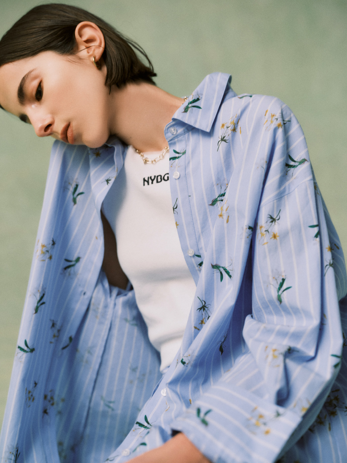 青色のNYBGストライプリラックスシャツ、白色の【emmi×NYBG】リブタンクトップ、青色のNYBGストライプリラックスパンツを合わせたコーディネート